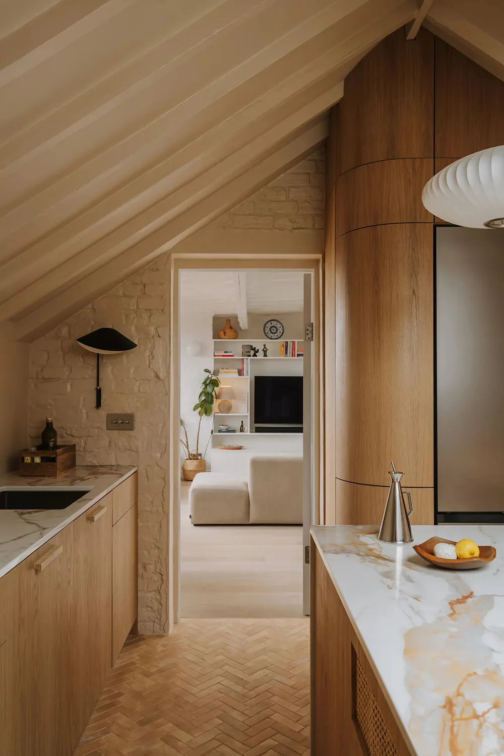 Design contemporain chaleureux et plafonds inclinés : appartement à Londres - Gallery image 8