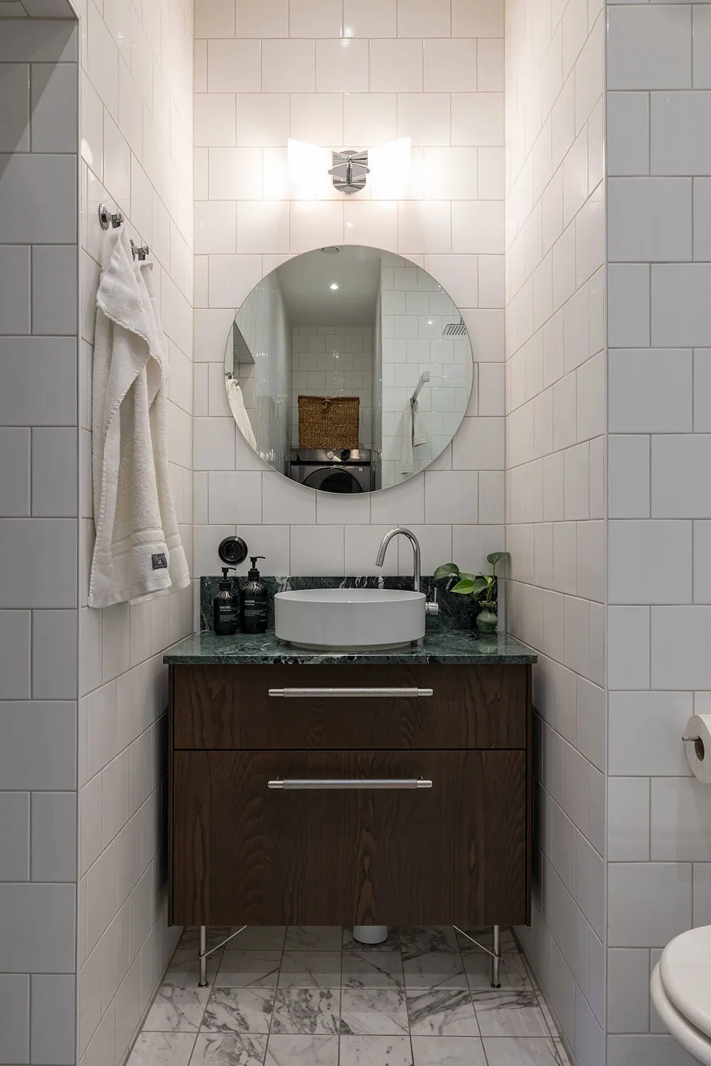 Élegante appartement suédois avec chambre à coucher bleue foncé (62 m²) - Gallery image 19