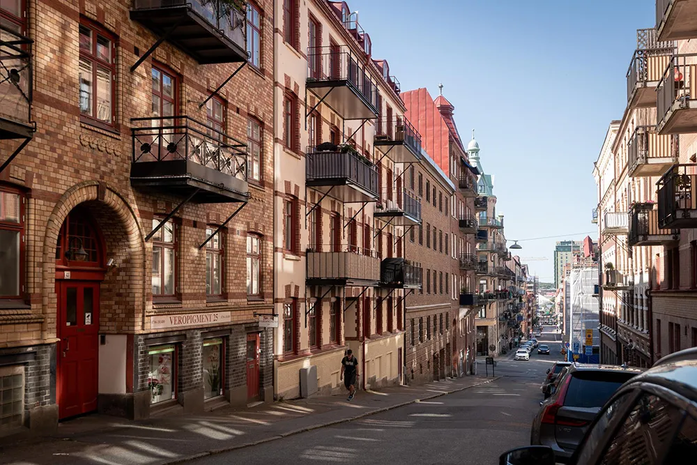 Стильна дерев'яна кухня та вид на сад: квартира в Гетеборзі - Gallery image 37