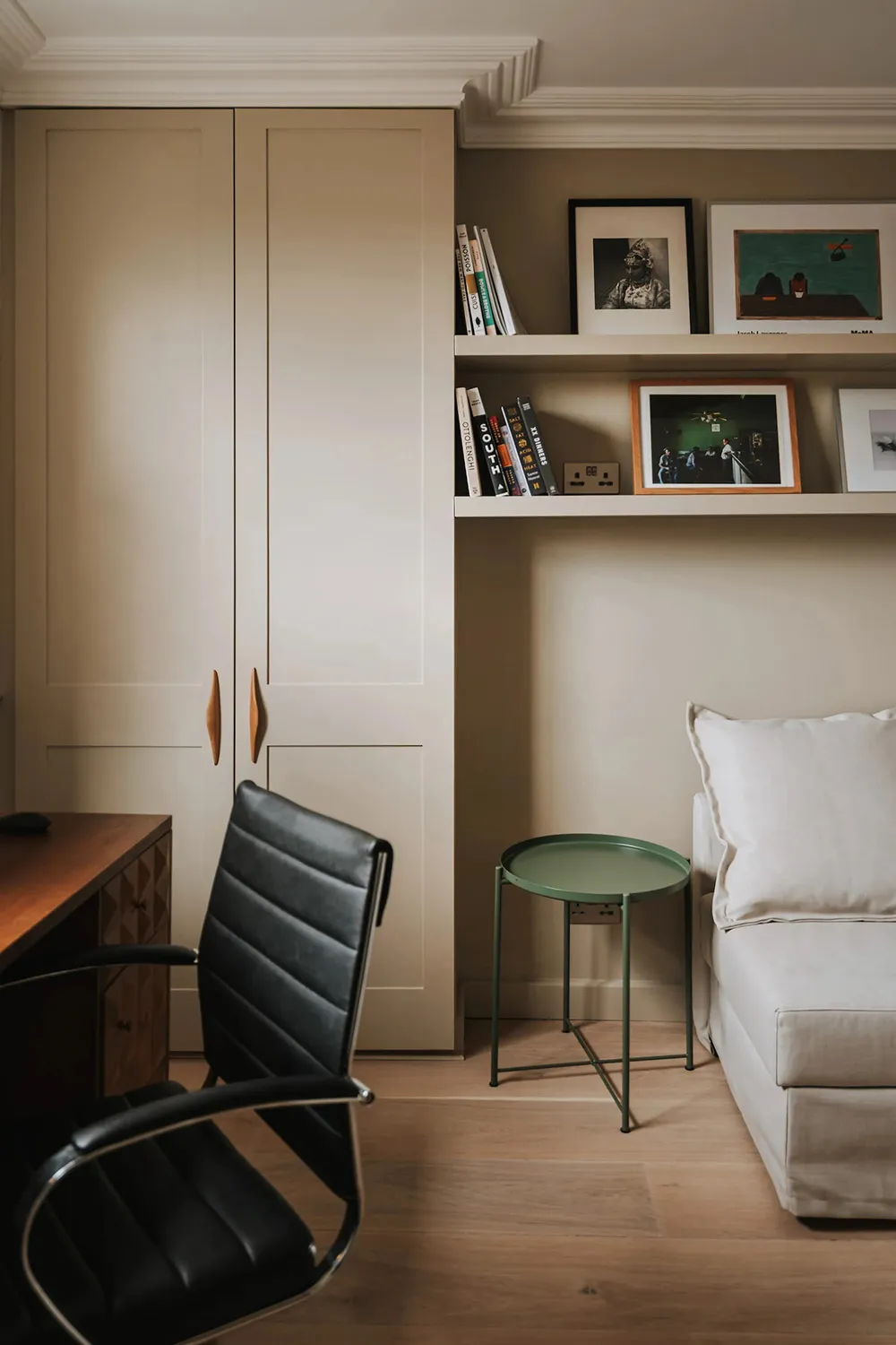 Design contemporain chaleureux et plafonds inclinés : appartement à Londres - Gallery image 27