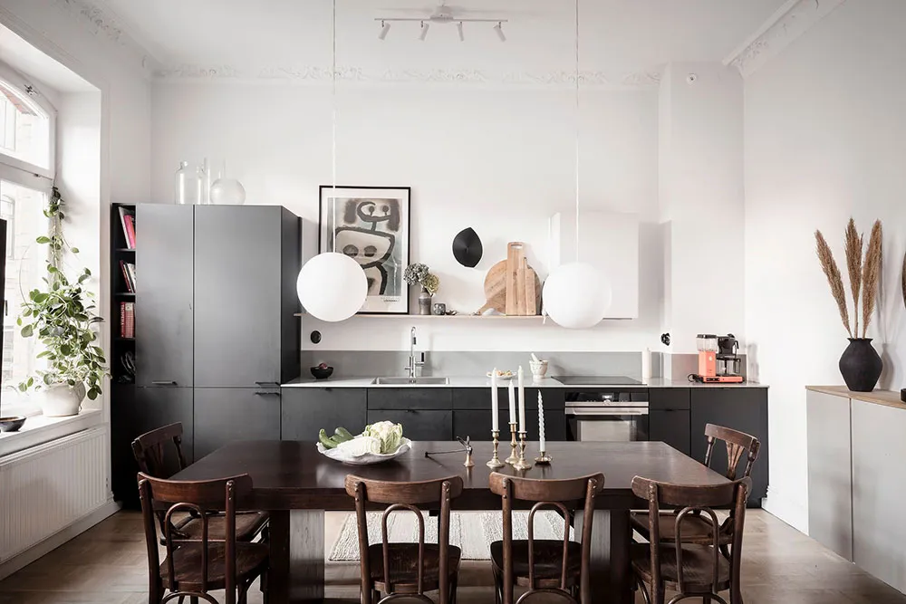Необычное пространство и чёрные акценты: стильная квартира в Гётеборге - Gallery image 9