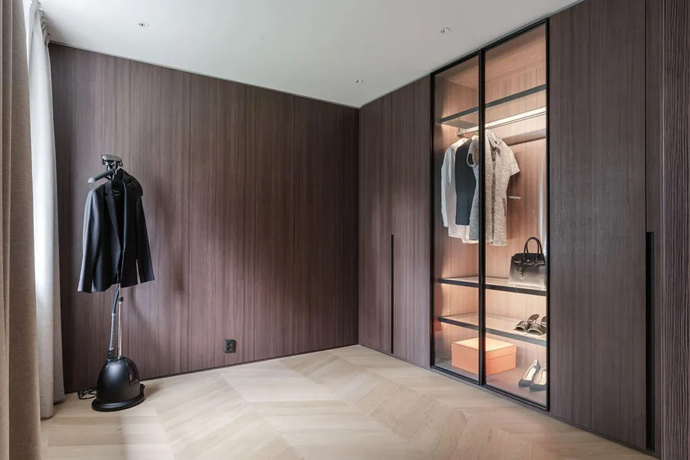 Grandes ventanas y diseño moderno elegante: villa en los suburbios de Estocolmo - Gallery image 20