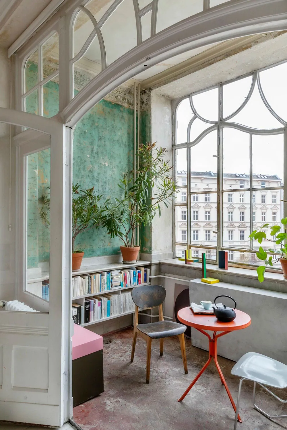 Mutige Farben in der Wohnung eines Möbeldesigners in Berlin - Gallery image 3