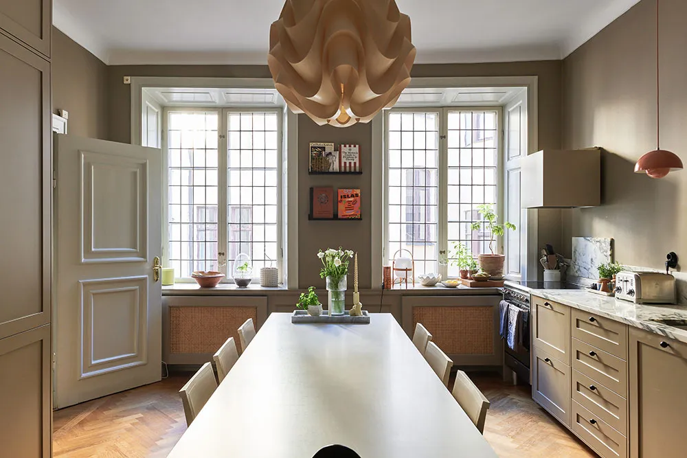 Paredes de café y decoración escandinava acogedora: apartamento en Estocolmo - Gallery image 11