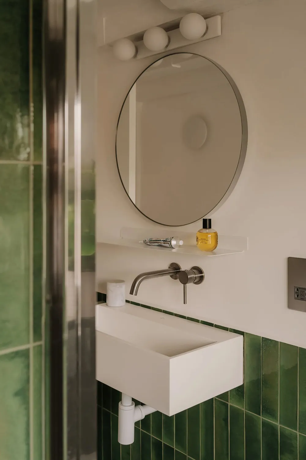 Design contemporain chaleureux et plafonds inclinés : appartement à Londres - Gallery image 29