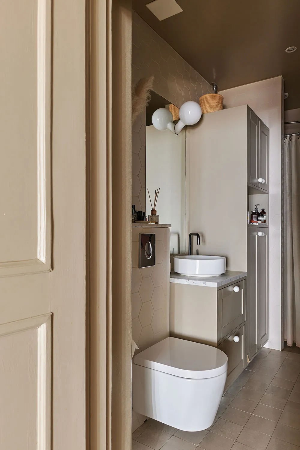 Paredes de café y decoración escandinava acogedora: apartamento en Estocolmo - Gallery image 23