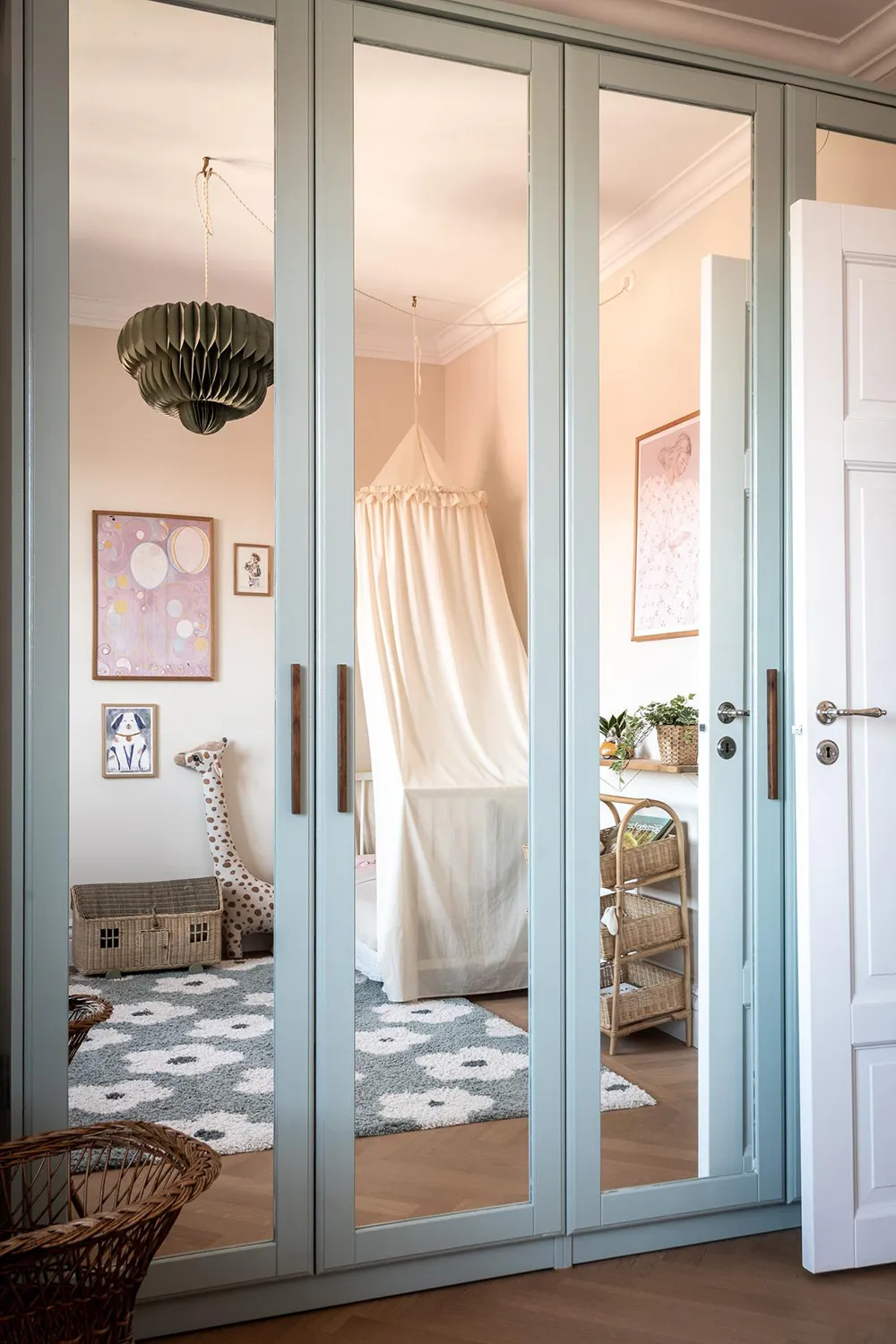 Стильна дерев'яна кухня та вид на сад: квартира в Гетеборзі - Gallery image 27