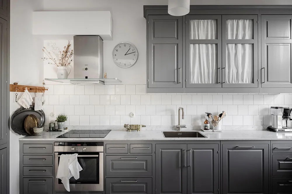 Деревянные двери и смелое искусство: необычная квартира в Гётеборге - Gallery image 16