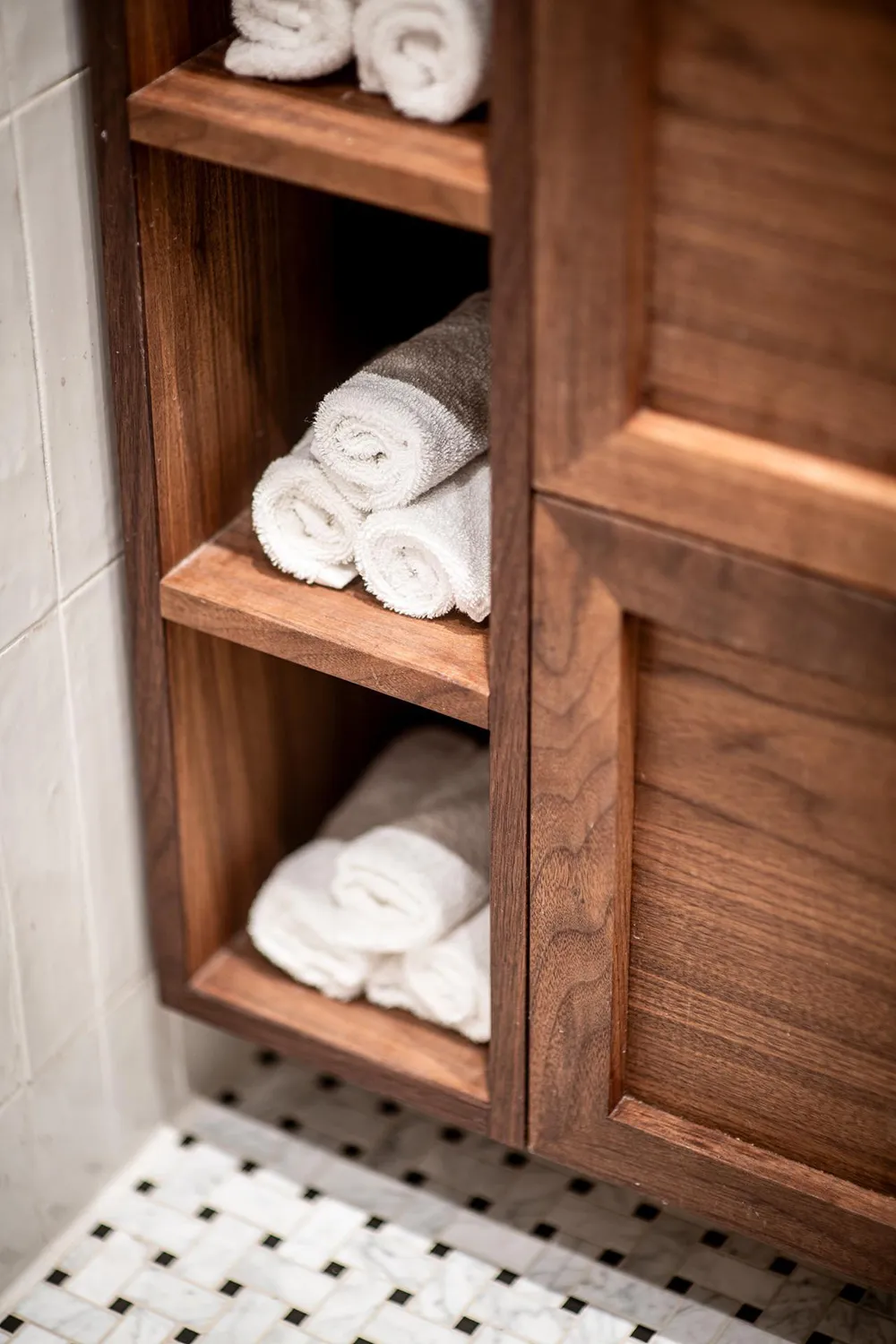 Стильна дерев'яна кухня та вид на сад: квартира в Гетеборзі - Gallery image 31