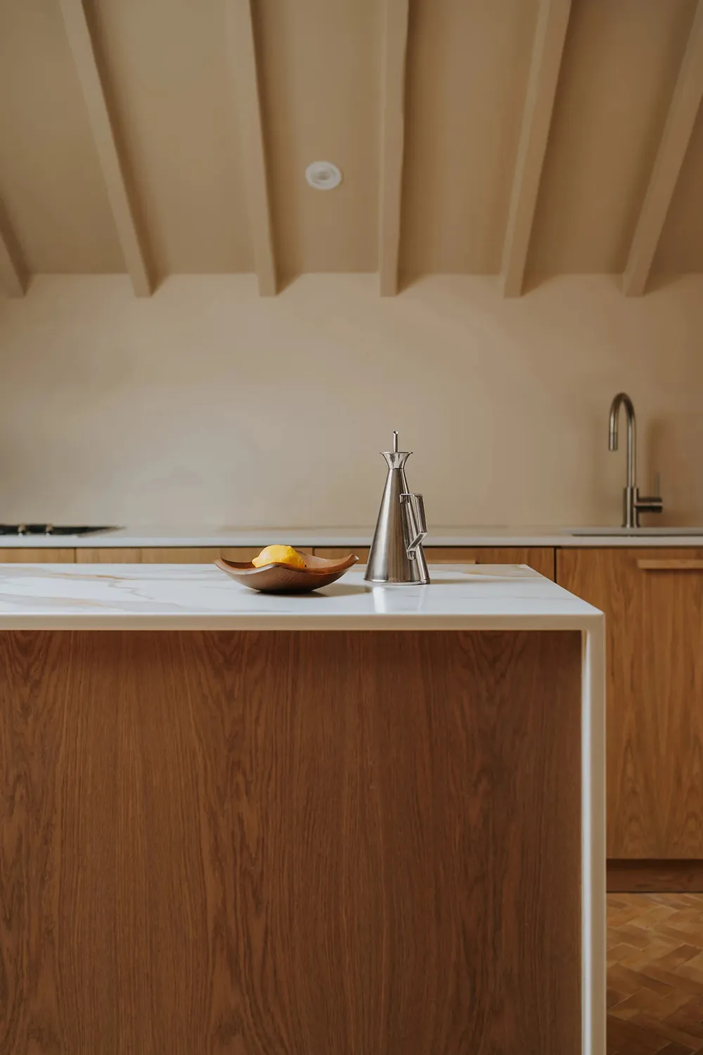 Design contemporain chaleureux et plafonds inclinés : appartement à Londres - Gallery image 7