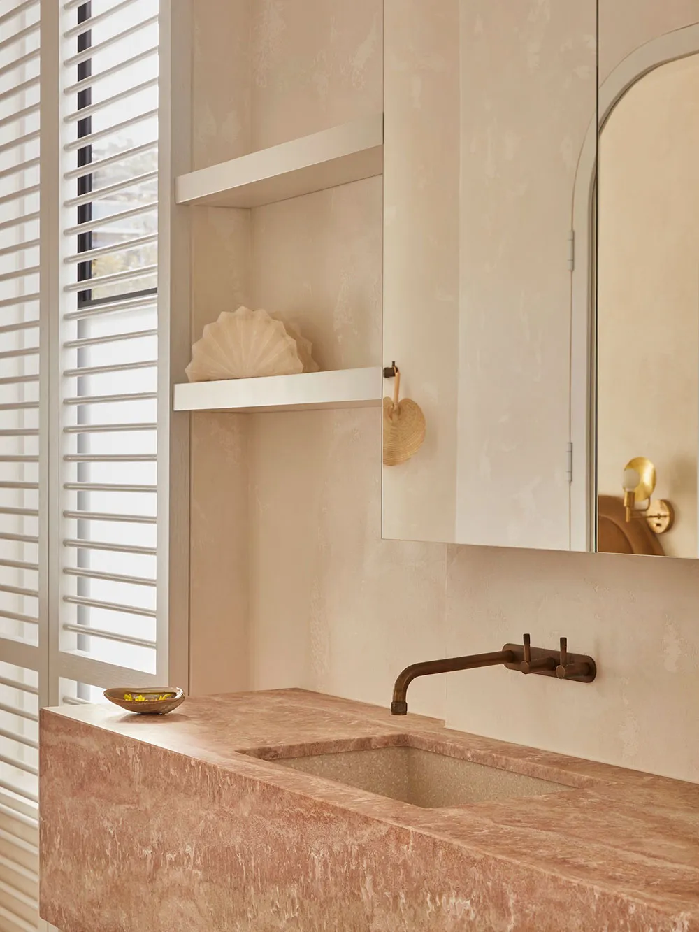 Notes d'art déco dans les intérieurs chauds d'une maison côtière en Australie - Gallery image 14