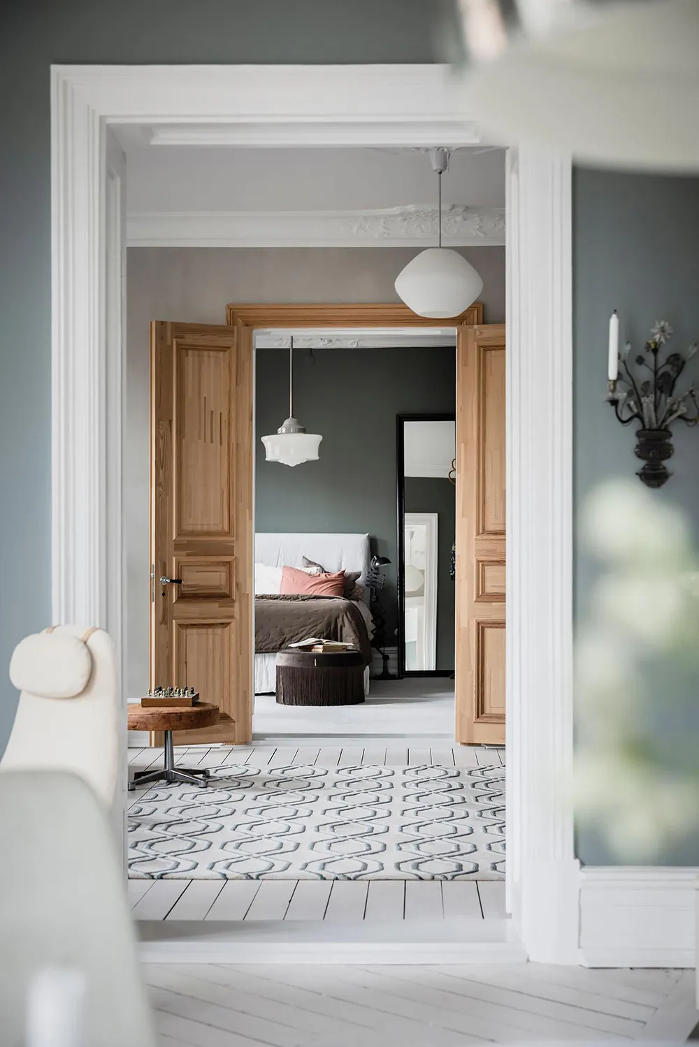 Деревянные двери и смелое искусство: необычная квартира в Гётеборге - Gallery image 14