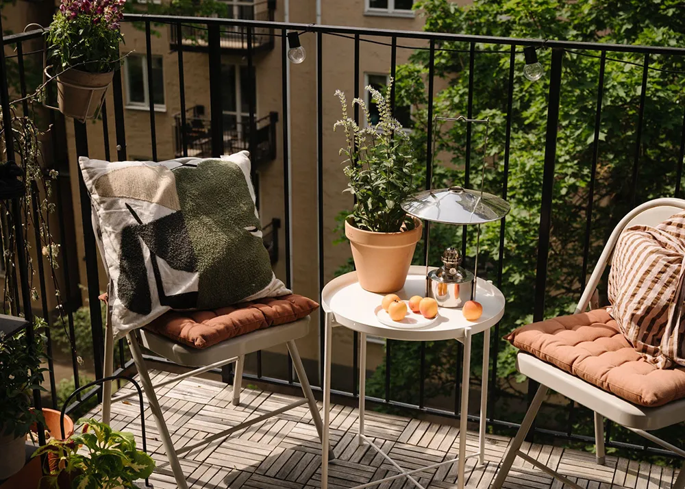 Маленькая шведская квартира с тёмным полом и спальней в нише (35 кв. м) - Gallery image 3