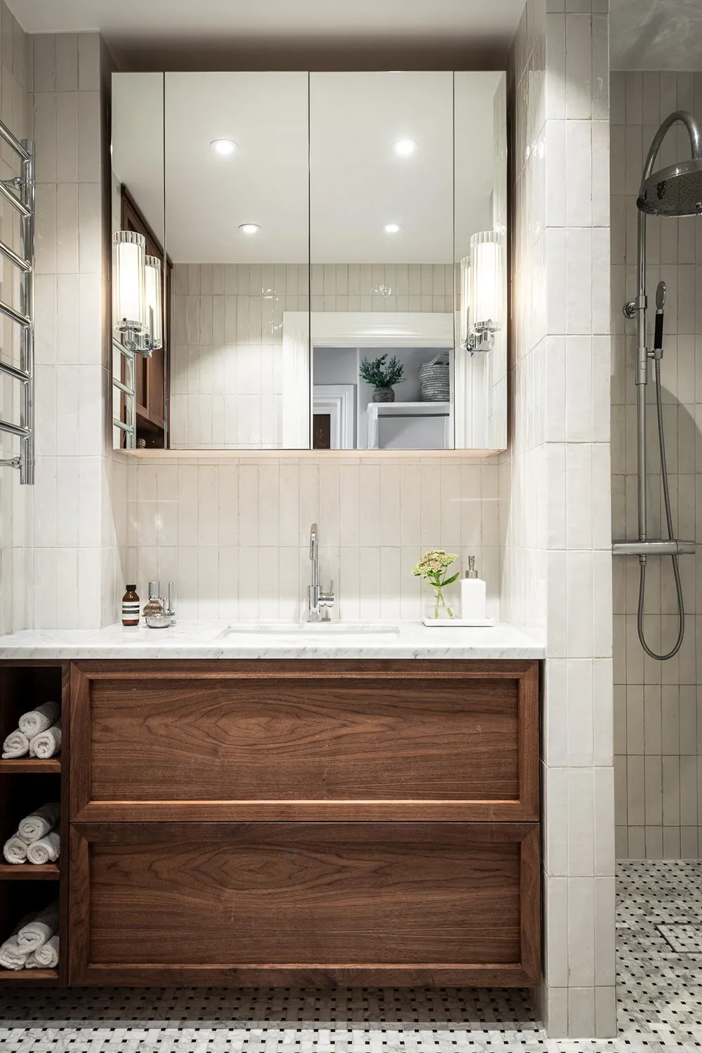 Стильна дерев'яна кухня та вид на сад: квартира в Гетеборзі - Gallery image 34