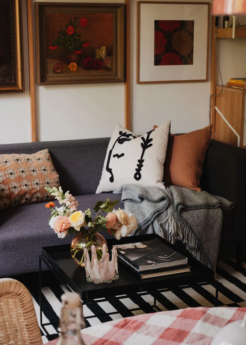 Маленькая шведская квартира с тёмным полом и спальней в нише (35 кв. м) - Gallery image 9