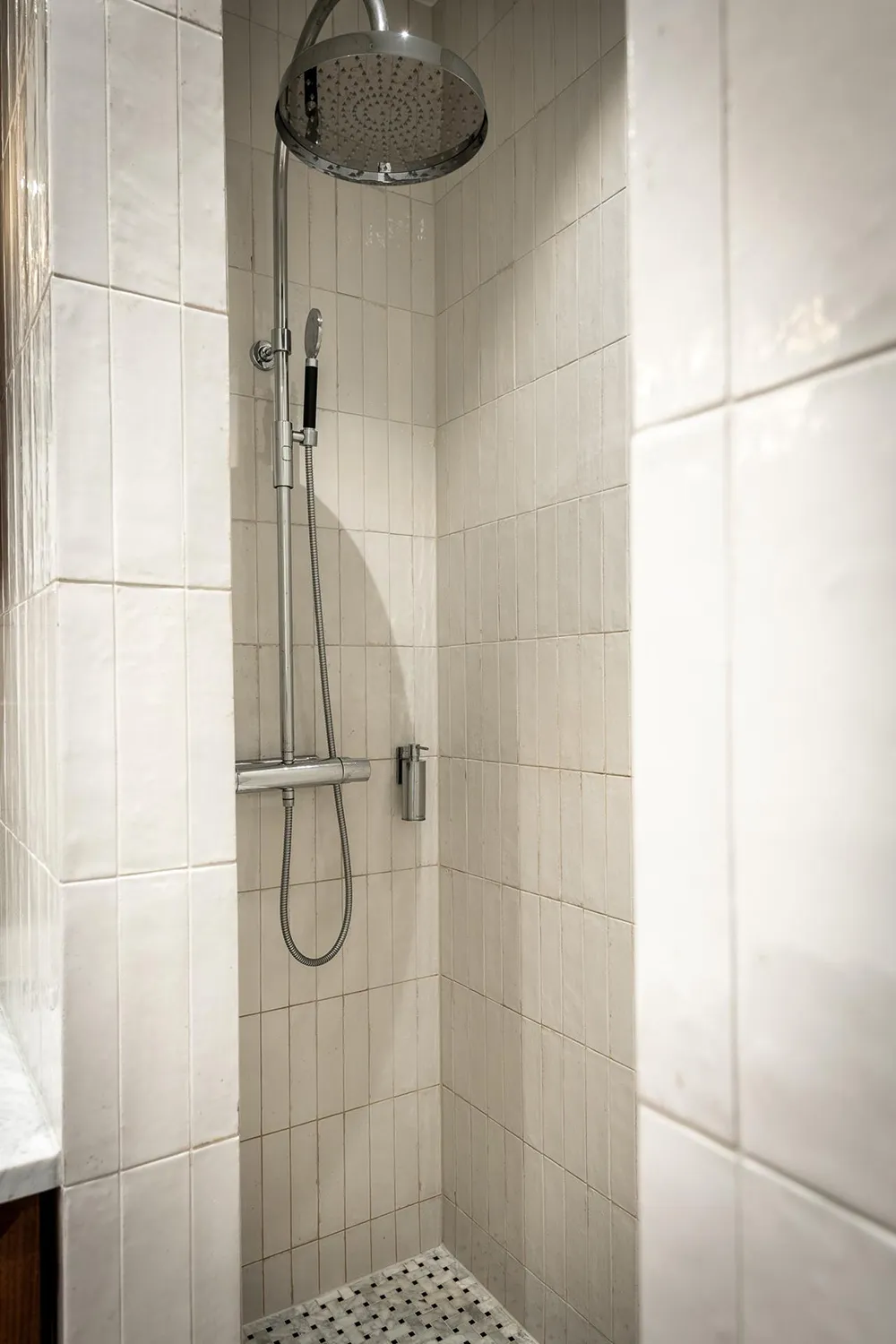 Стильна дерев'яна кухня та вид на сад: квартира в Гетеборзі - Gallery image 33