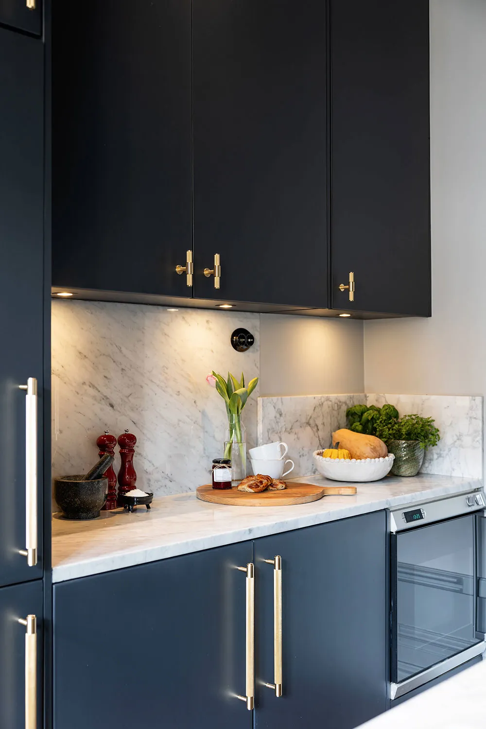 Élegante appartement suédois avec chambre à coucher bleue foncé (62 m²) - Gallery image 15