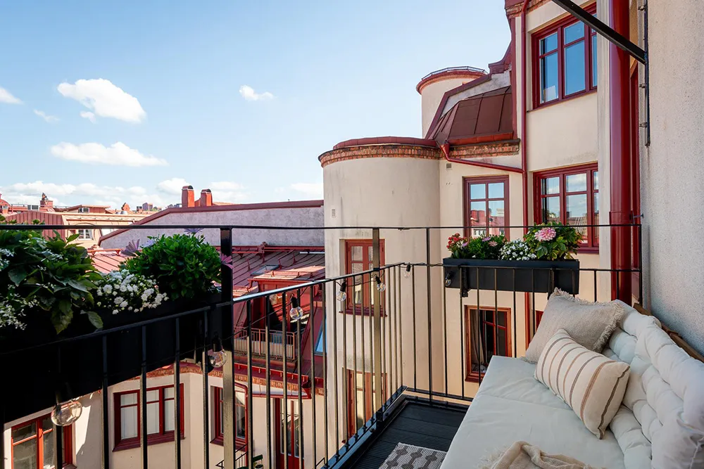 Стильна дерев'яна кухня та вид на сад: квартира в Гетеборзі - Gallery image 25