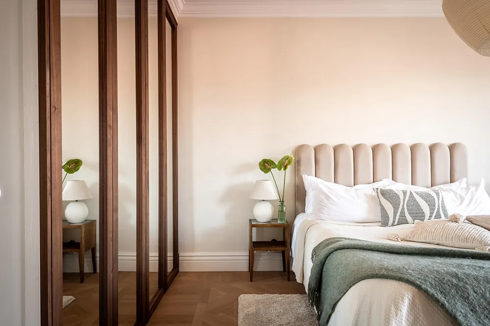 Стильна дерев'яна кухня та вид на сад: квартира в Гетеборзі - Gallery image 21