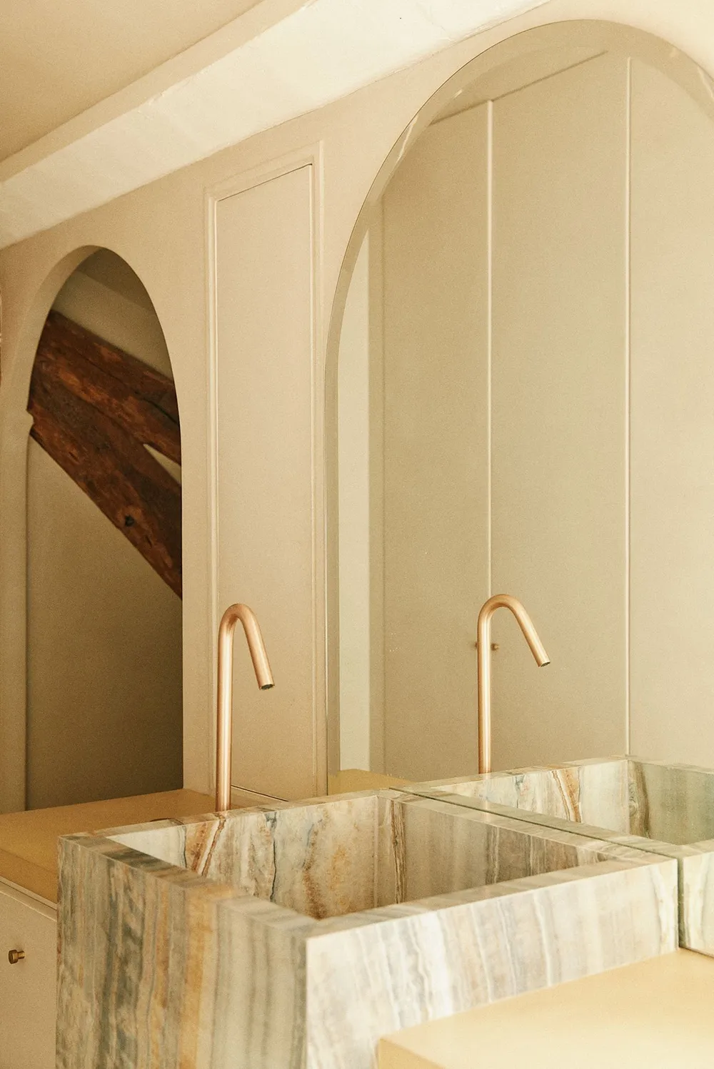 पेरिस में एक अद्भुत घर… जिसके अंदर एक जीवित पेड़ है! - Gallery image 5