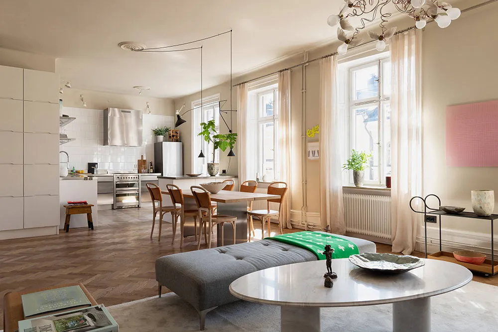Ciepły i elegancki интерьер przestronnego mieszkania w Sztokholmie - Gallery image 2