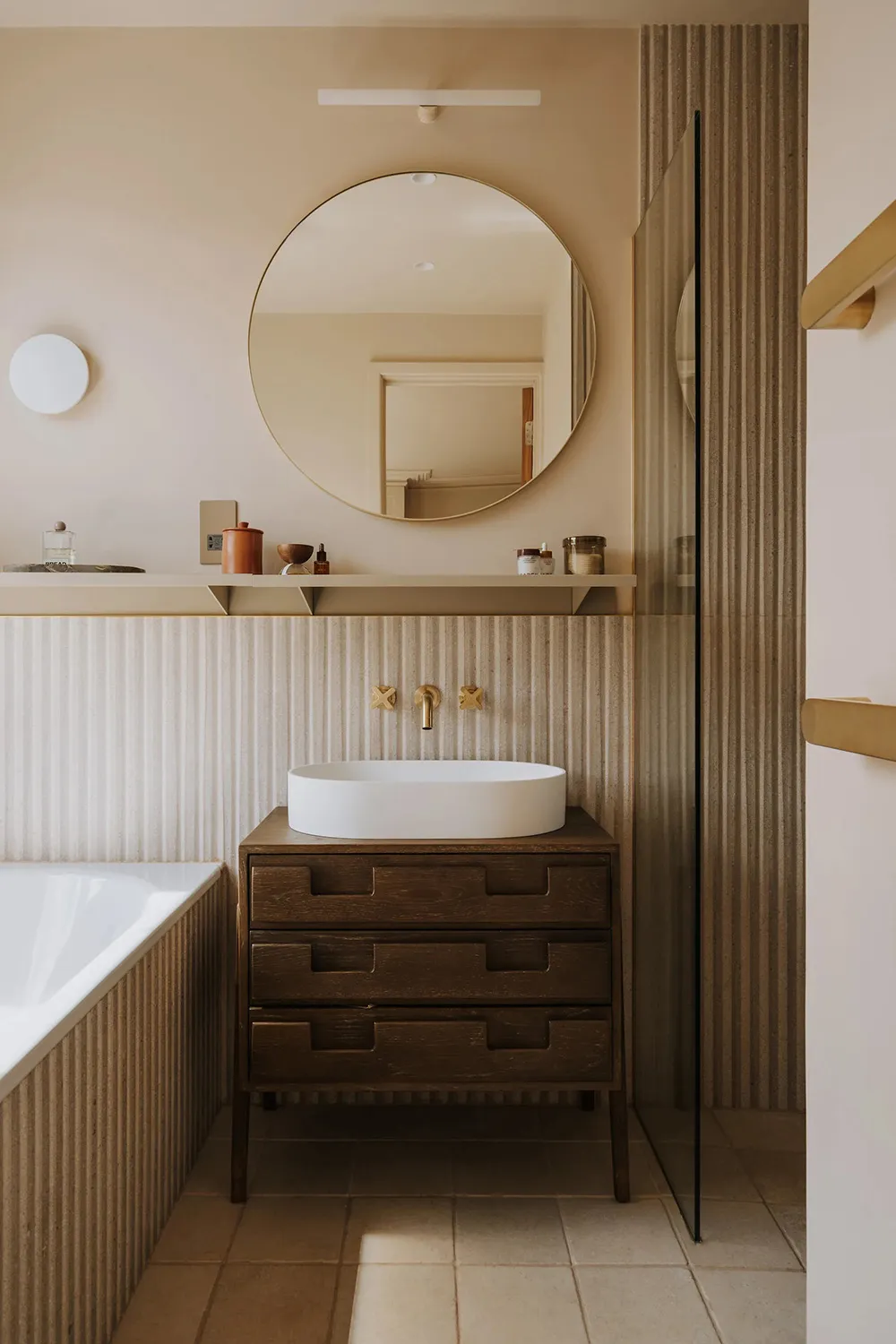 Design contemporain chaleureux et plafonds inclinés : appartement à Londres - Gallery image 21