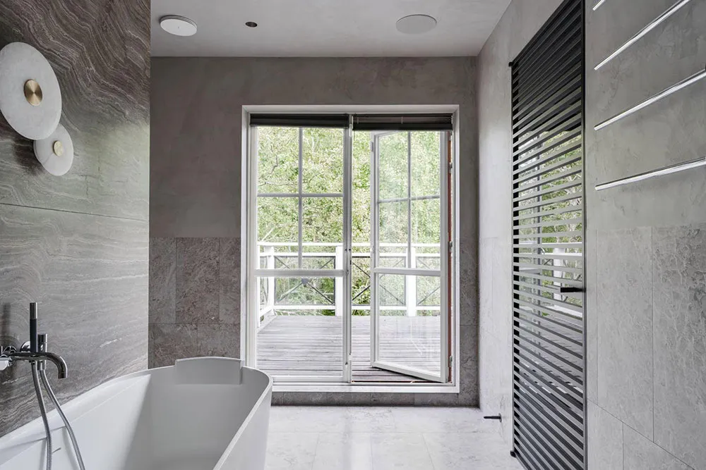 Grandes ventanas y diseño moderno elegante: villa en los suburbios de Estocolmo - Gallery image 31