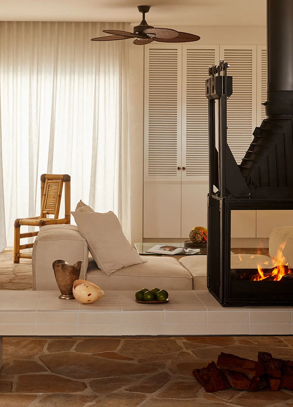 Notes d'art déco dans les intérieurs chauds d'une maison côtière en Australie - Gallery image 5