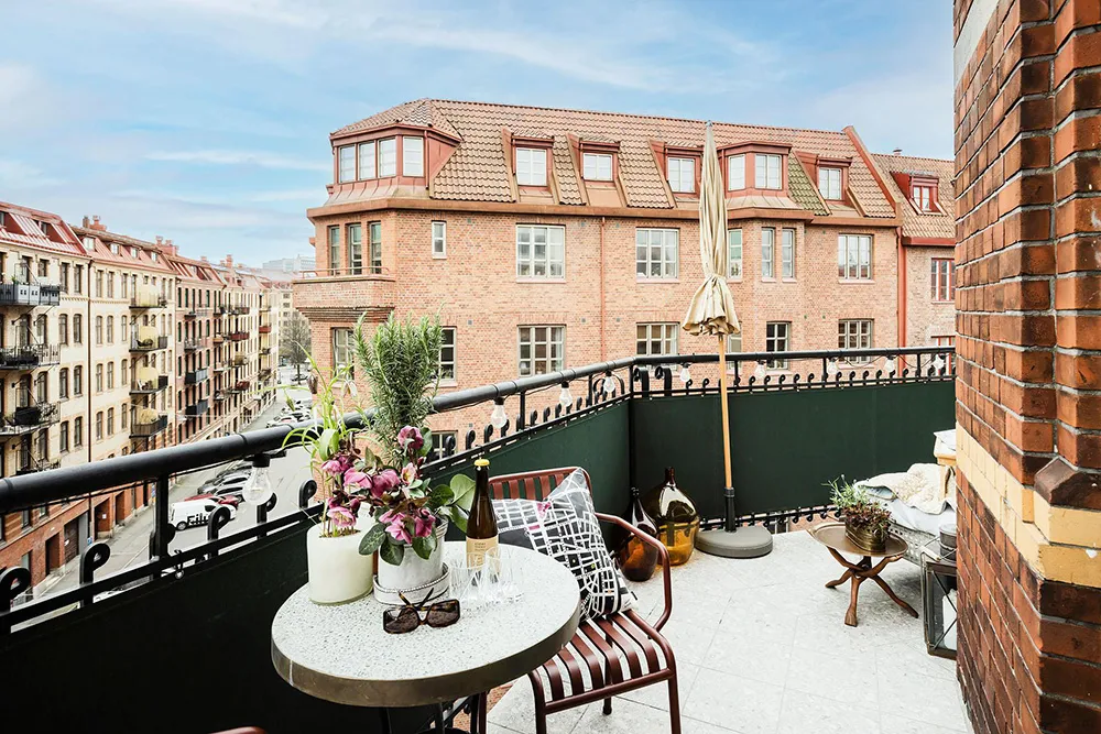 Деревянные двери и смелое искусство: необычная квартира в Гётеборге - Gallery image 27