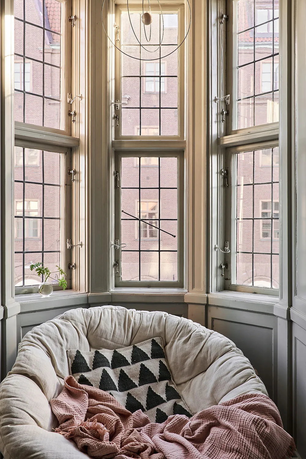 Paredes de café y decoración escandinava acogedora: apartamento en Estocolmo - Gallery image 2