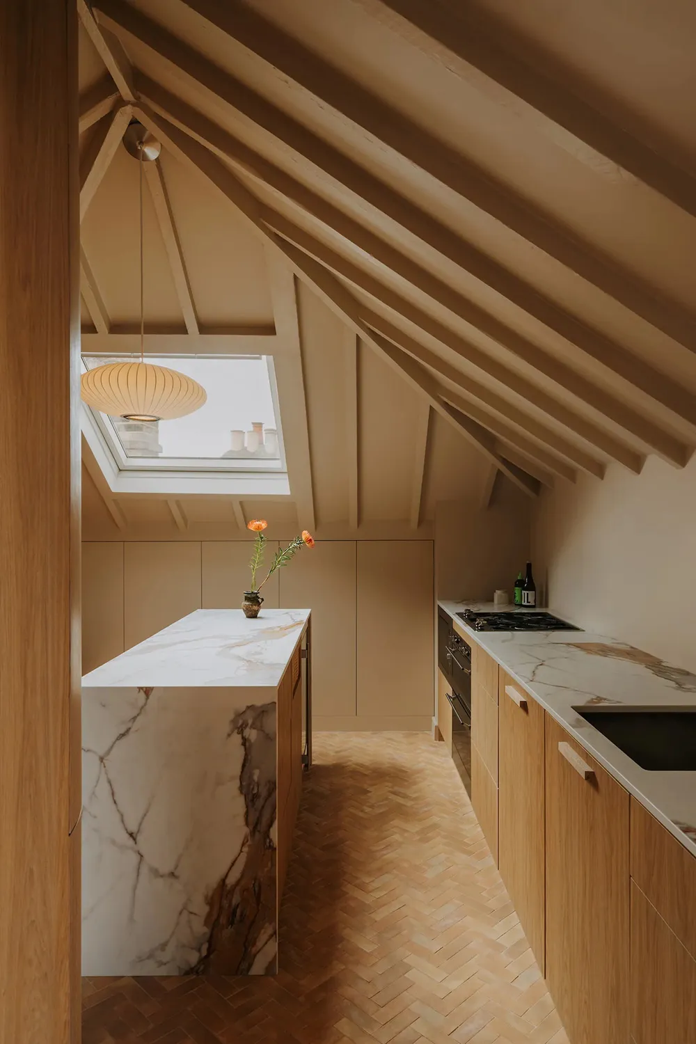 Design contemporain chaleureux et plafonds inclinés : appartement à Londres - Gallery image 4