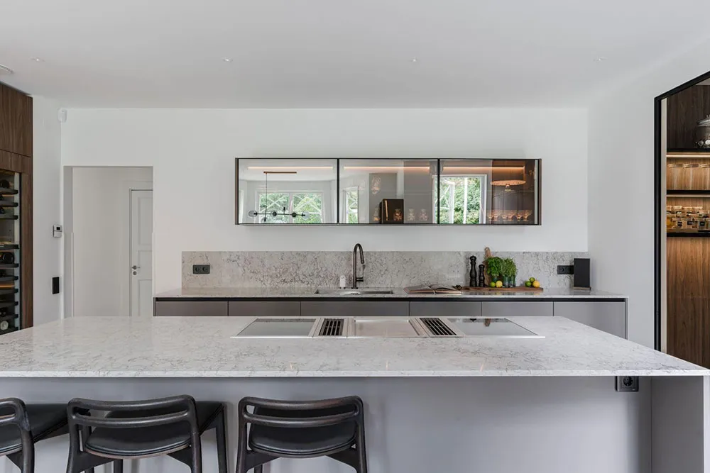 Grandes ventanas y diseño moderno elegante: villa en los suburbios de Estocolmo - Gallery image 8