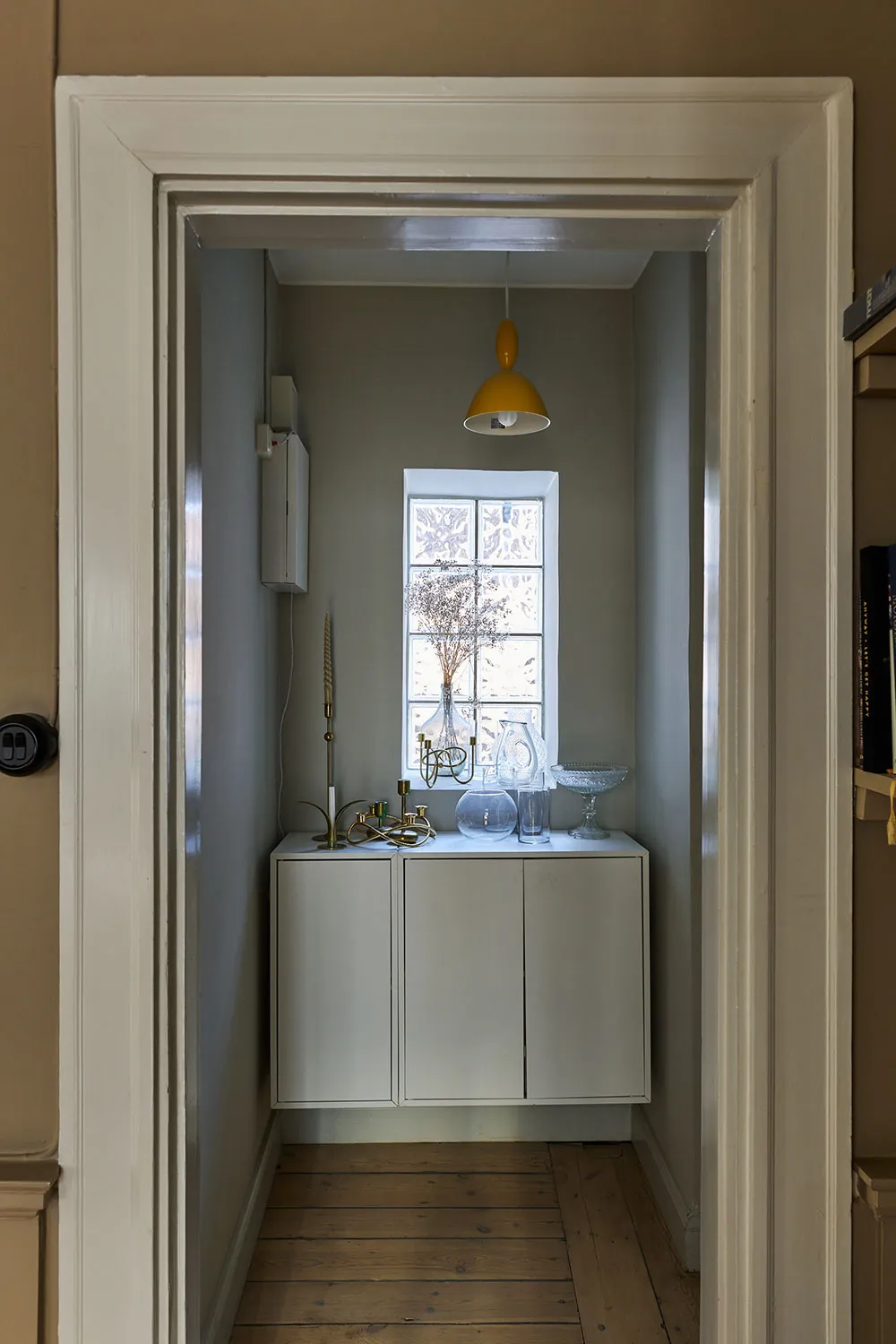 Paredes de café y decoración escandinava acogedora: apartamento en Estocolmo - Gallery image 20