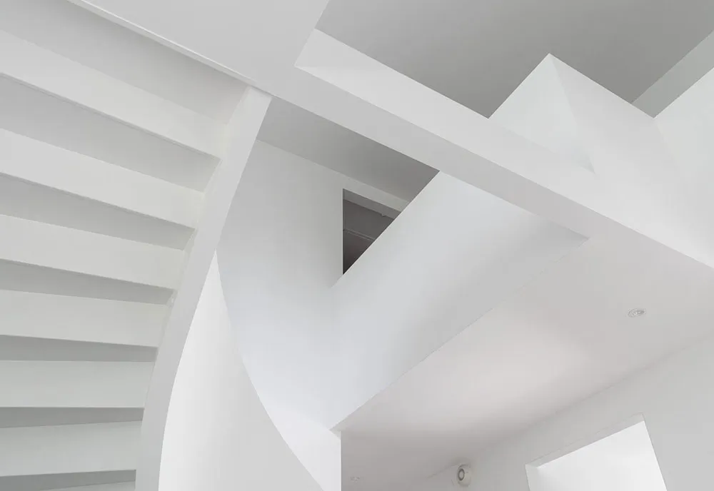 Grandes ventanas y diseño moderno elegante: villa en los suburbios de Estocolmo - Gallery image 33