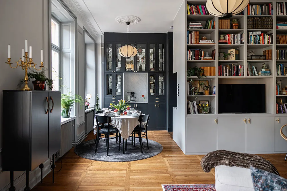 Élegante appartement suédois avec chambre à coucher bleue foncé (62 m²) - Gallery image 10