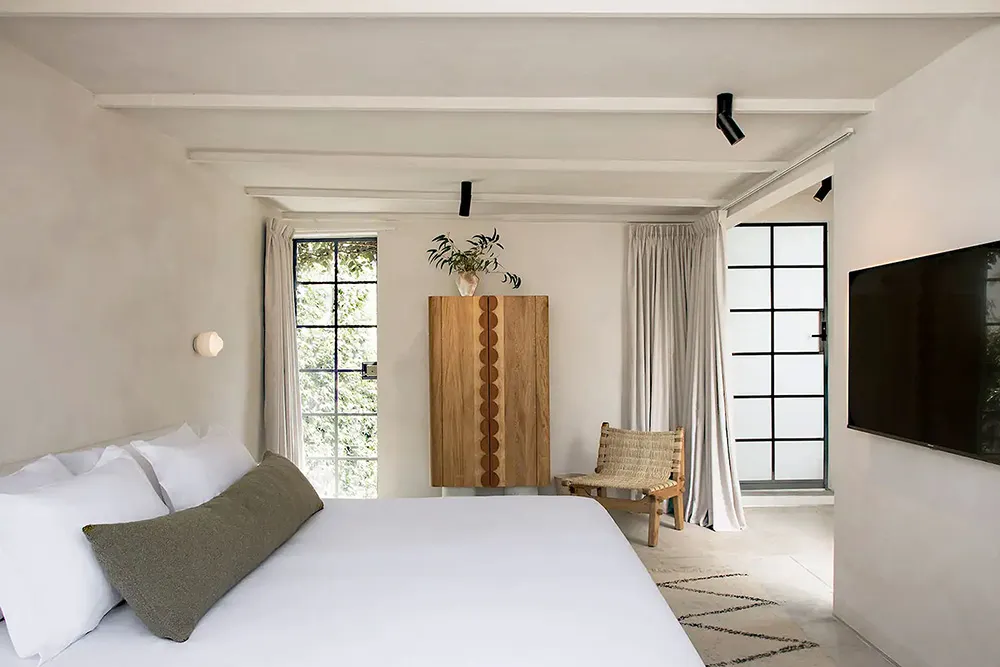 Deep Blue and Other Amazing Colors in the Design of a Historical House in Mexico - Gallery image 22