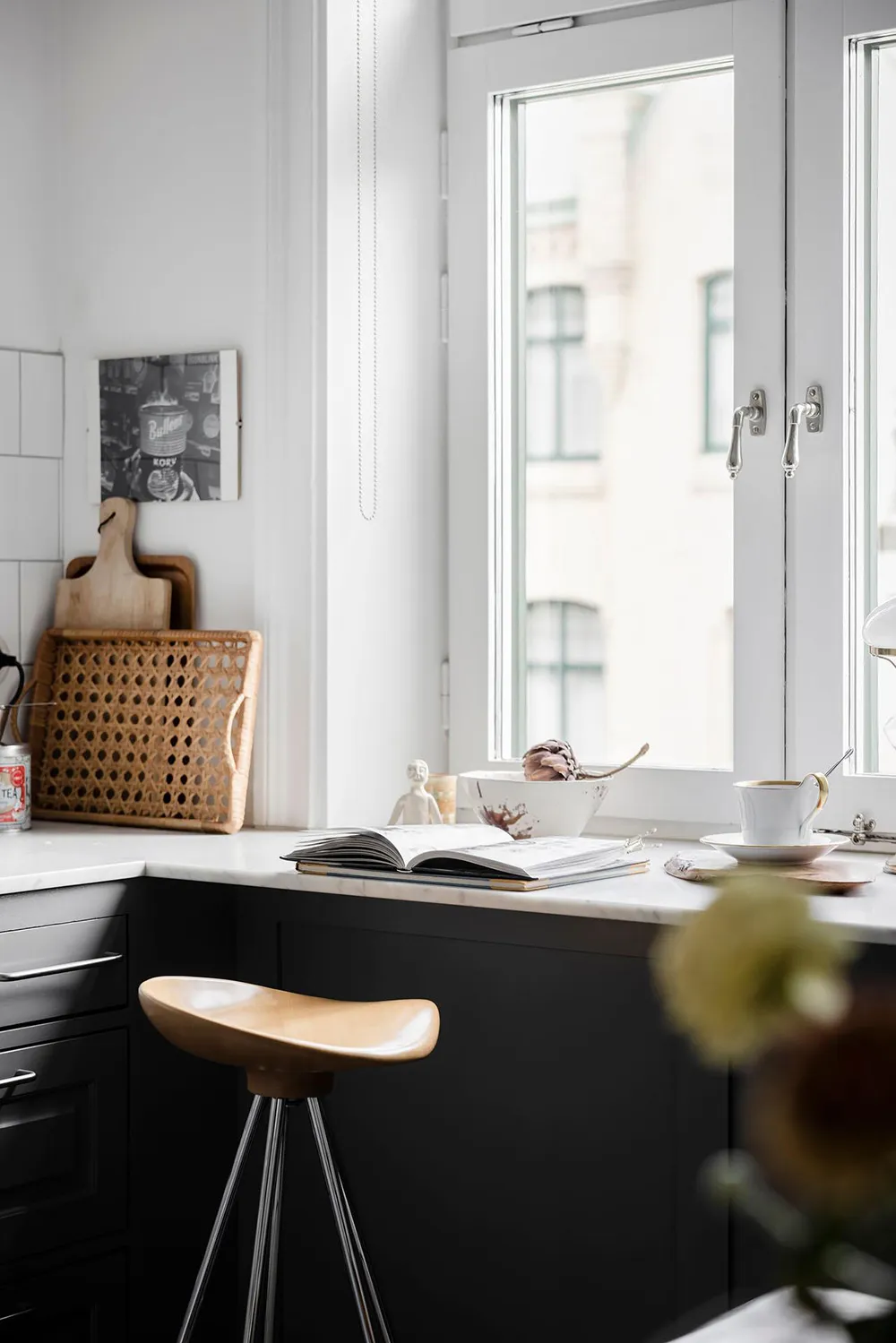 Деревянные двери и смелое искусство: необычная квартира в Гётеборге - Gallery image 18