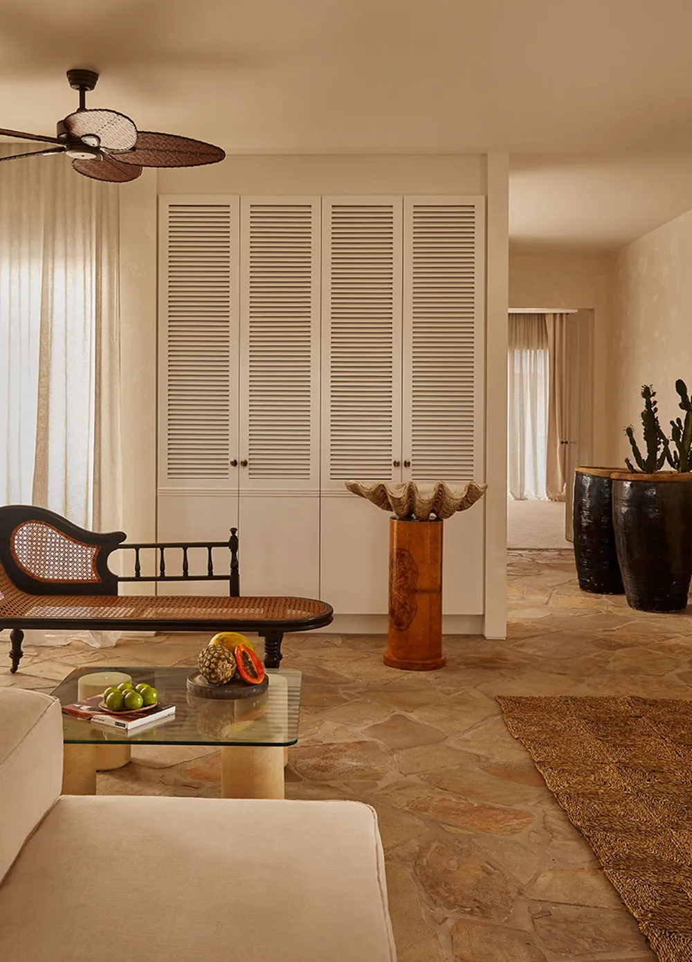 Notes d'art déco dans les intérieurs chauds d'une maison côtière en Australie - Gallery image 7