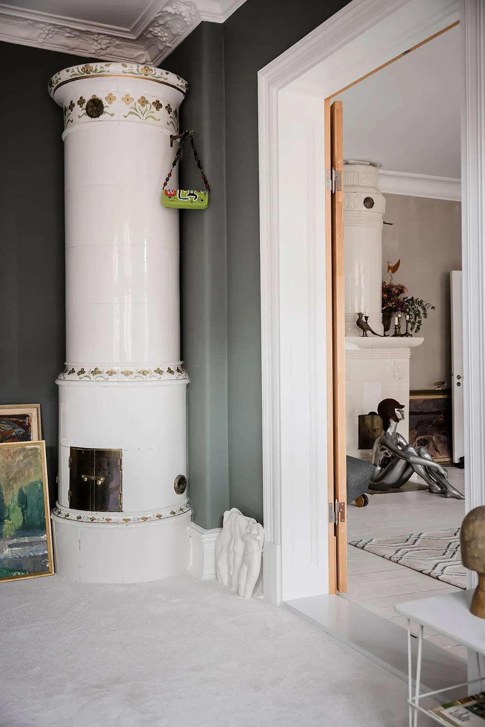 Деревянные двери и смелое искусство: необычная квартира в Гётеборге - Gallery image 11