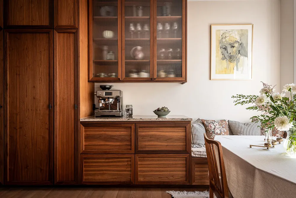 Стильна дерев'яна кухня та вид на сад: квартира в Гетеборзі - Gallery image 14