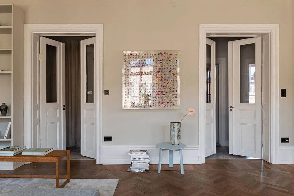 Ciepły i elegancki интерьер przestronnego mieszkania w Sztokholmie - Gallery image 7