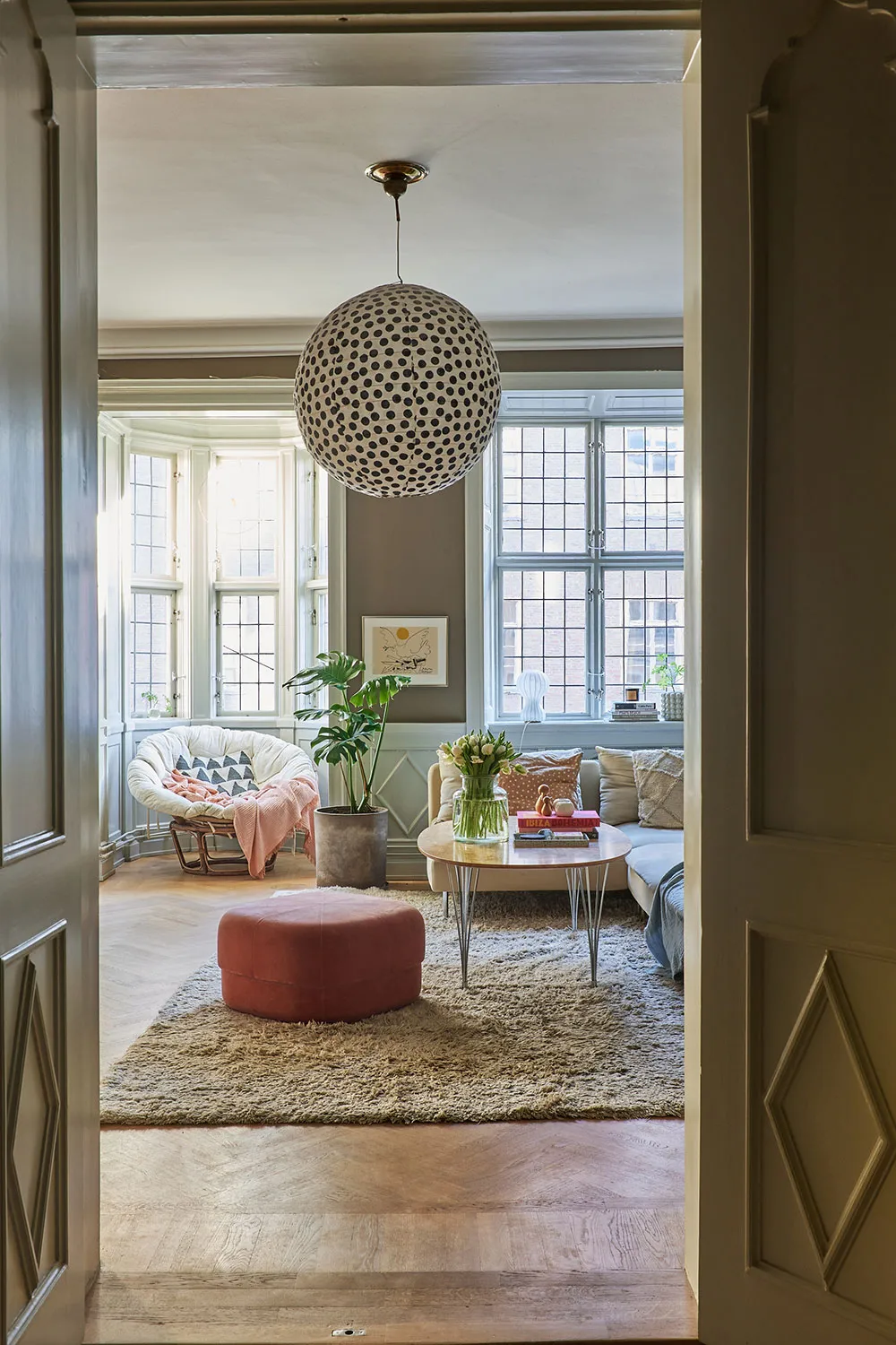 Paredes de café y decoración escandinava acogedora: apartamento en Estocolmo - Gallery image 1