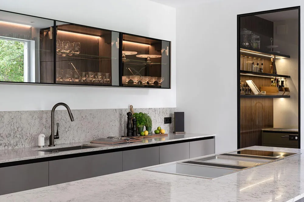 Grandes ventanas y diseño moderno elegante: villa en los suburbios de Estocolmo - Gallery image 10