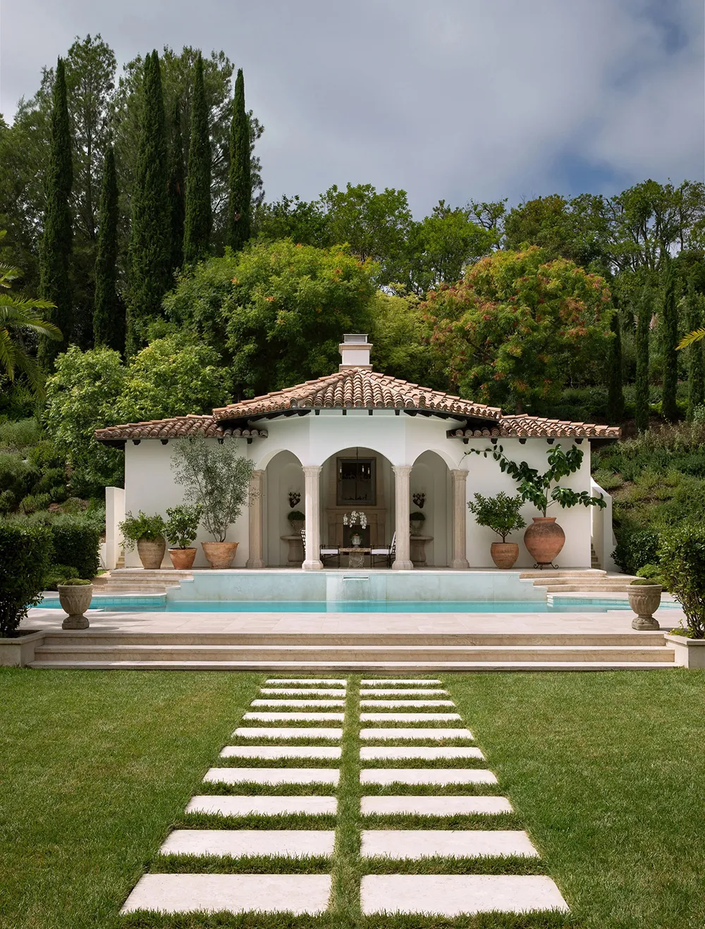 ロサンゼルスにある有名女優の豪華なスペイン風ヴィラの内装 - Gallery image 13