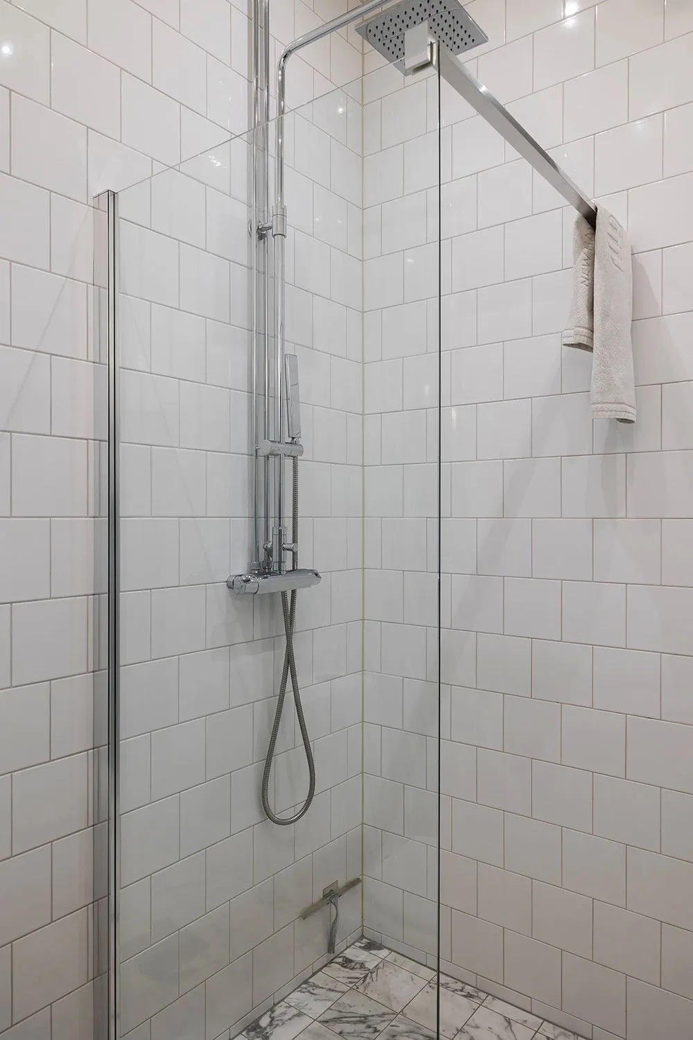 Élegante appartement suédois avec chambre à coucher bleue foncé (62 m²) - Gallery image 18