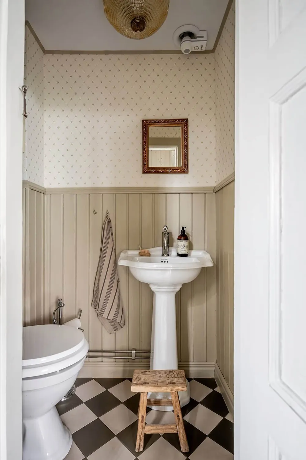 Schöne traditionelle Villa in Schweden mit warmen Interieurs - Gallery image 16