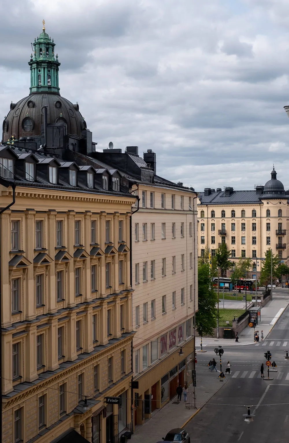 Ciepły i elegancki интерьер przestronnego mieszkania w Sztokholmie - Gallery image 32