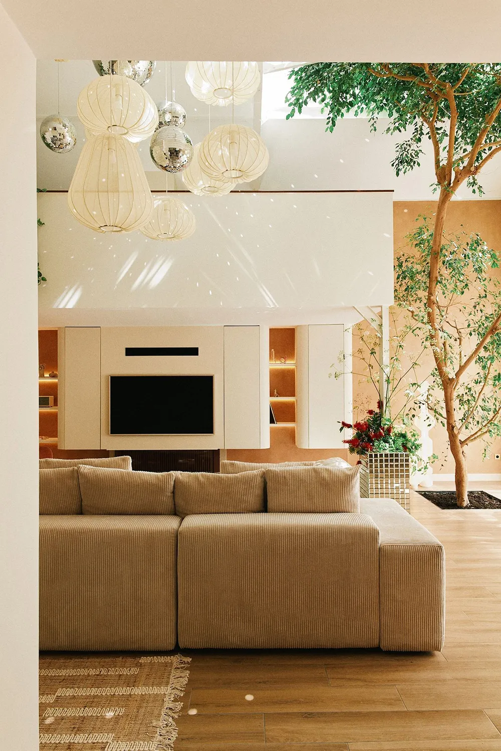 पेरिस में एक अद्भुत घर… जिसके अंदर एक जीवित पेड़ है! - Gallery image 4