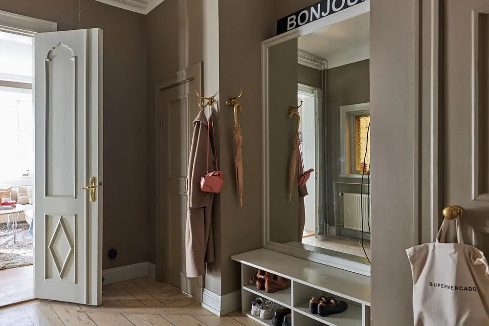 Paredes de café y decoración escandinava acogedora: apartamento en Estocolmo - Gallery image 26