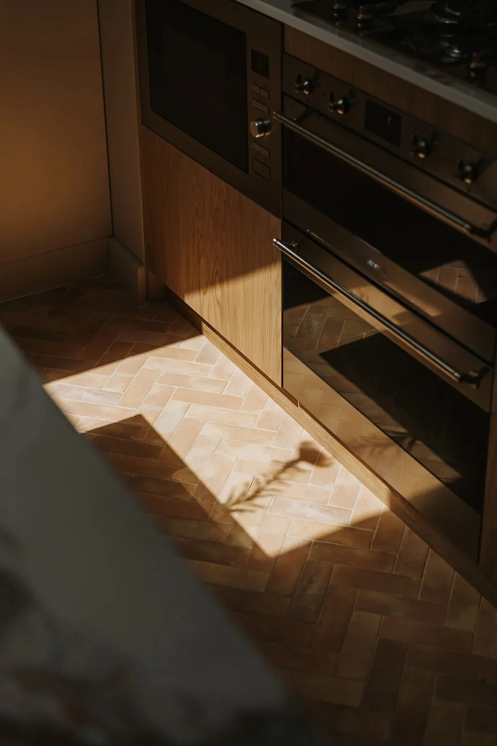 Design contemporain chaleureux et plafonds inclinés : appartement à Londres - Gallery image 3